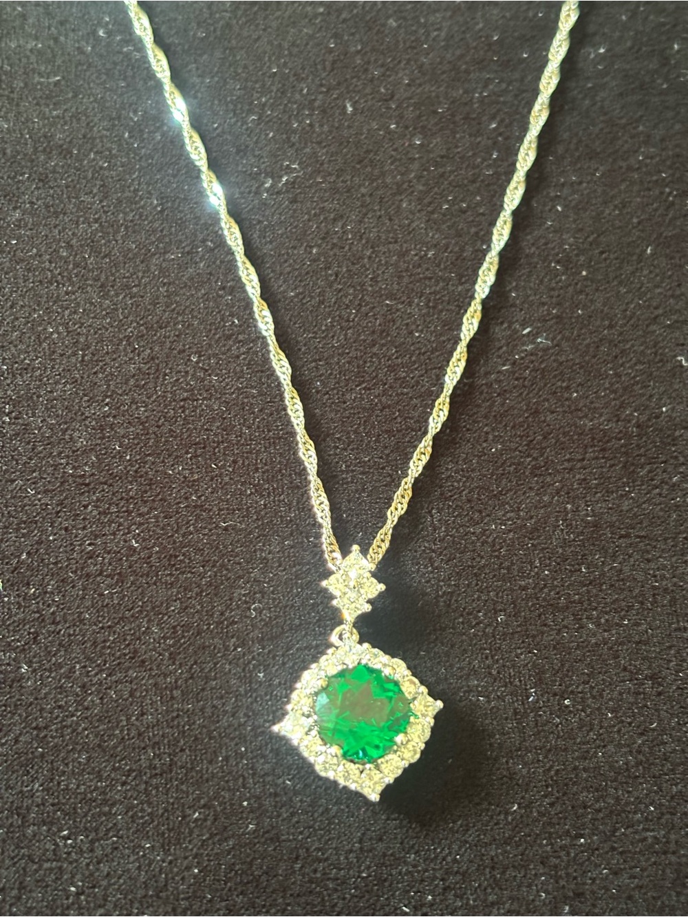 Elegant Green Stone Pendant Necklace in Silver Tone